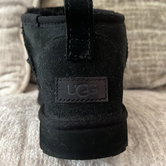 Size 9 Black Ultra Mini Ugg - Picture 4 of 4